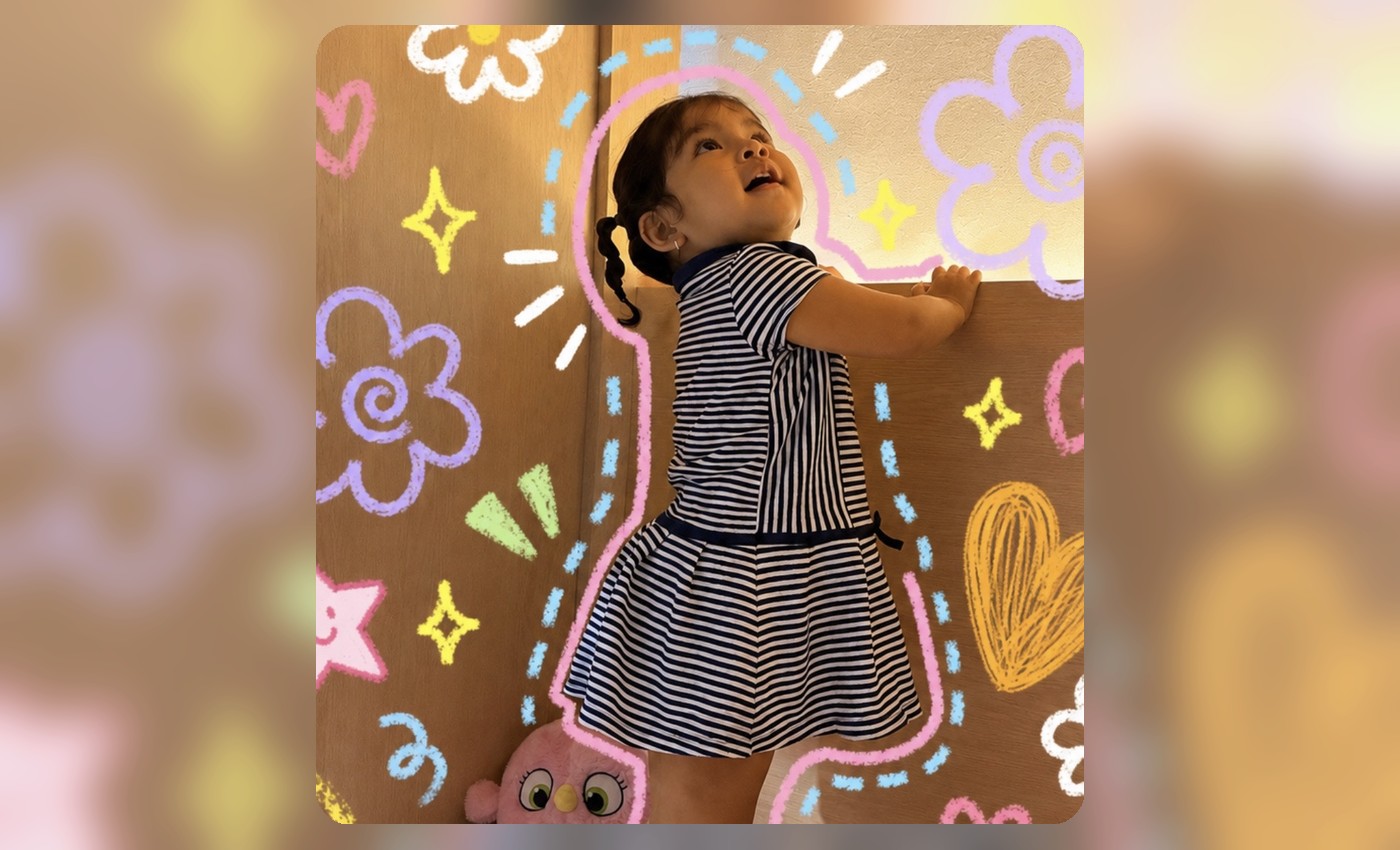 Niña en recámara infantil personalizada de Rincón de Sueños