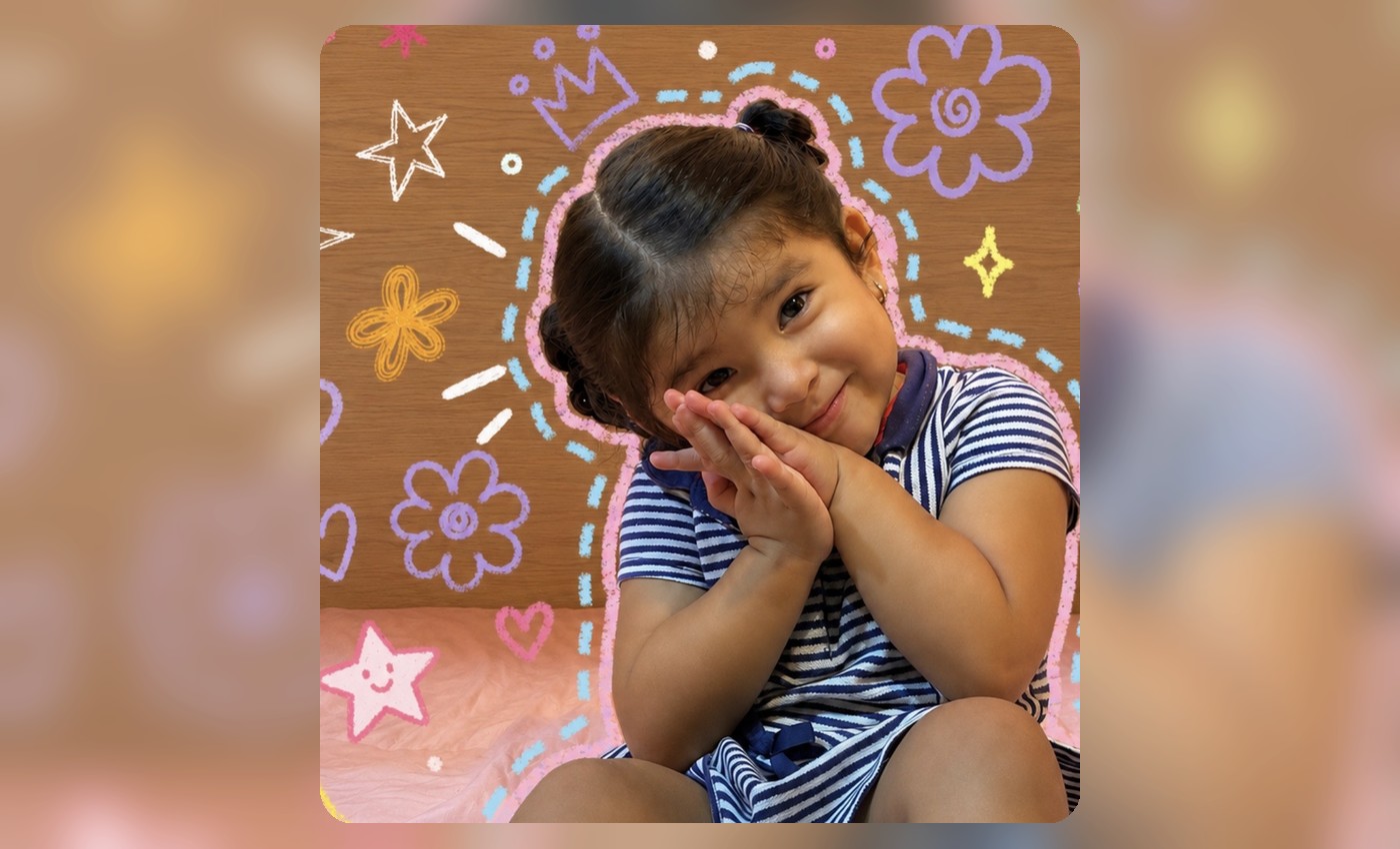 Niña disfrutando una recámara infantil personalizada de Rincón de Sueños